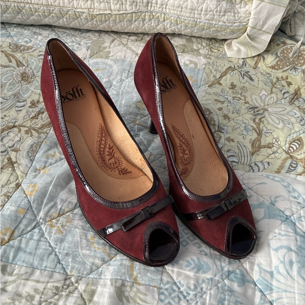 Sofft Burgundy suede sz7 Peep Toe Heels with Black Trim